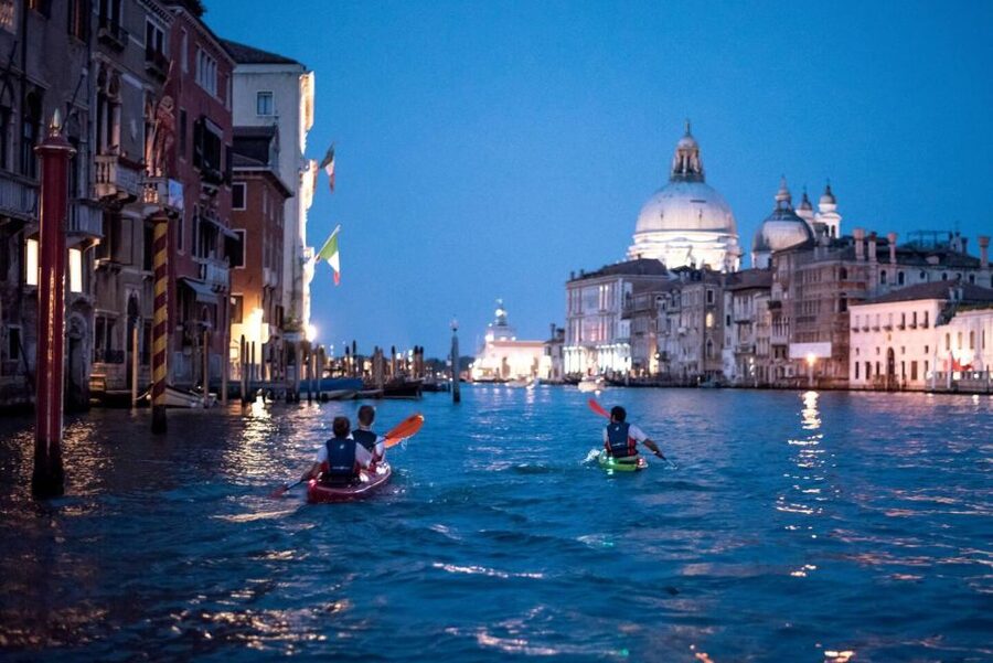 2hr Night Kayak Tour in Venice: premium tour with sunset - The safety briefing and equipment setup