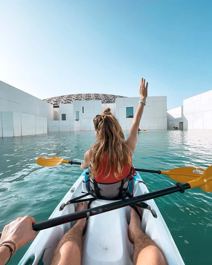 Abu Dhabi: Guided Kayak Tour around Louvre - What happens during the one-hour tour