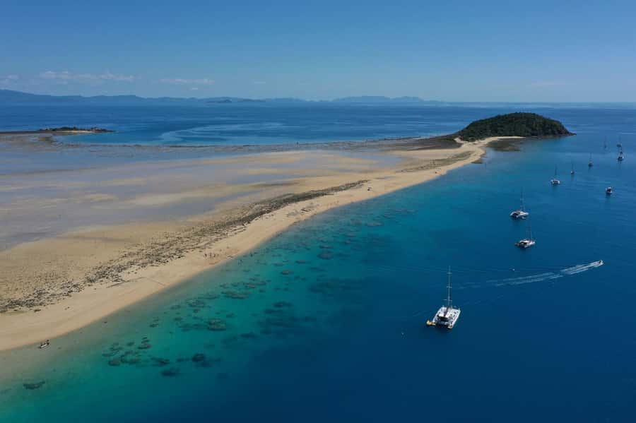 Airlie Beach: Whitsunday Islands Sailing, SUP & Snorkel Tour - The long sail through the Whitsundays