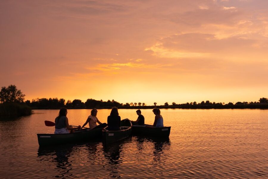 Amsterdam: Dutch Countryside Sunset Canoe Tour - A picnic beside the lake