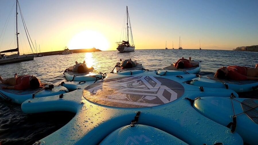 Arguineguín: Stand-up Paddleboard Yoga Class with Instructor - Learning the board before the yoga starts
