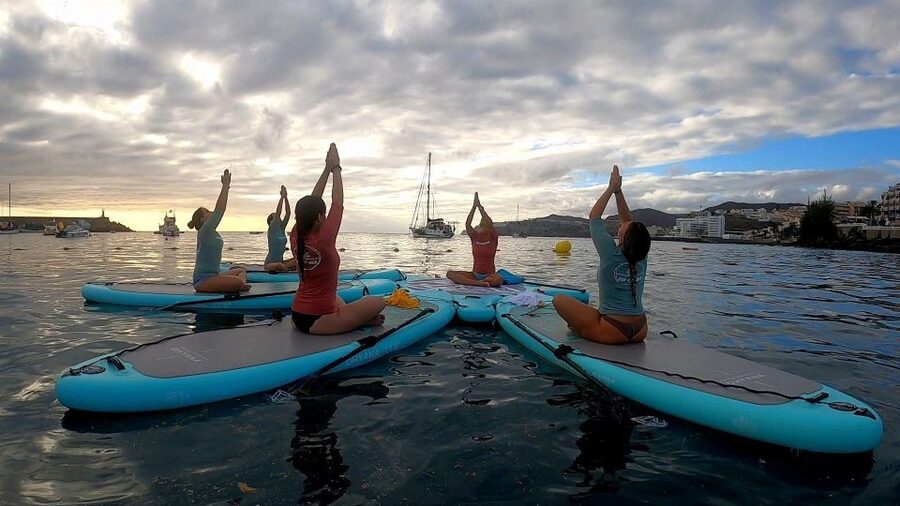 Arguineguín: Stand-up Paddleboard Yoga Class with Instructor - Sunrise calm or sunset color