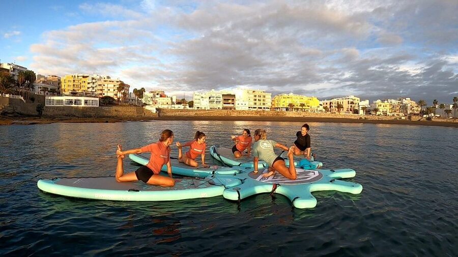 Arguineguín: Stand-up Paddleboard Yoga Class with Instructor - Paddling to the SUP yoga dock