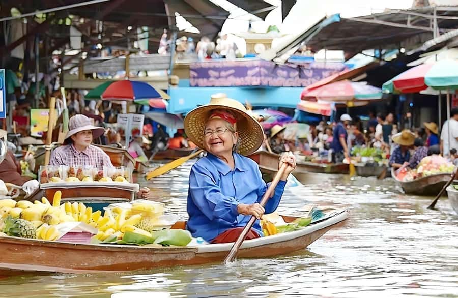 Bangkok: Damnoen Saduak Market & Kayaking Adventure - Coconut sugar inside a traditional Thai house