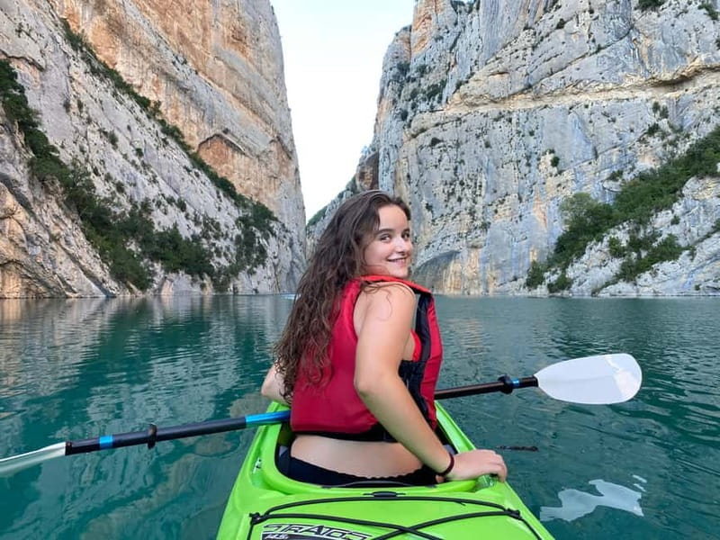 Barcelona: Kayak rental in the Mont-rebei gorge - The boat ride to Montfalcó