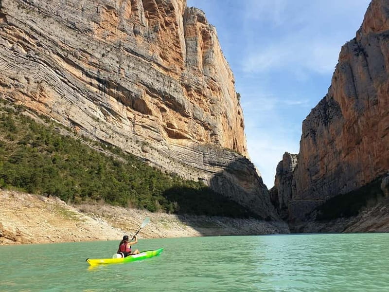 Barcelona: Kayak rental in the Mont-rebei gorge - Arriving at Corçà pier and finding the boat