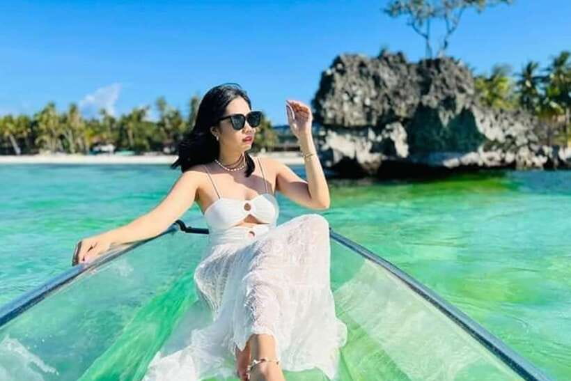 Boracay: Crystal Kayak Photo-op Experience - How the guide affects the experience