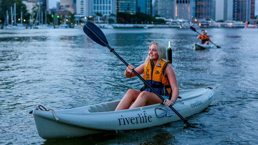 Brisbane: Illuminated River Night Kayak Tour - Choosing between Story Bridge and South Bank