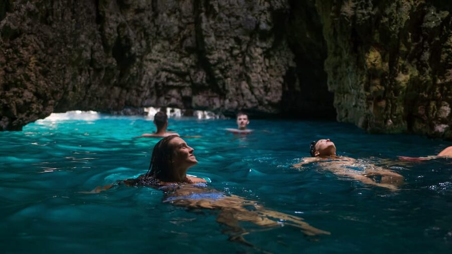 Cape Kamenjak: Kayak Tour with Cave Experience - The first hour: easy paddling along Cape Kamenjak