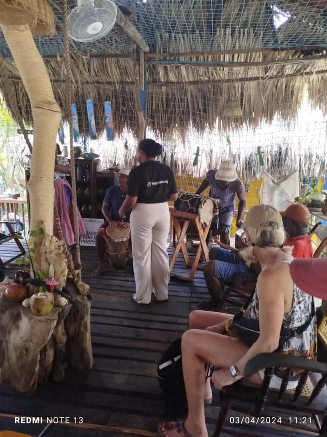 Cartagena: FISHERMEN'S ISLAND IN THE MANGROVES by canoe - Paddling through three mangrove tunnels
