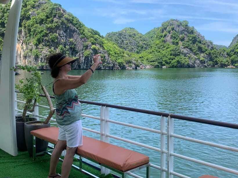 Cat Ba: Lan Ha and Ha Long Bay Boat Tour with Kayaking, Cave - Swimming and snorkeling at Ba Trai Dao Beach