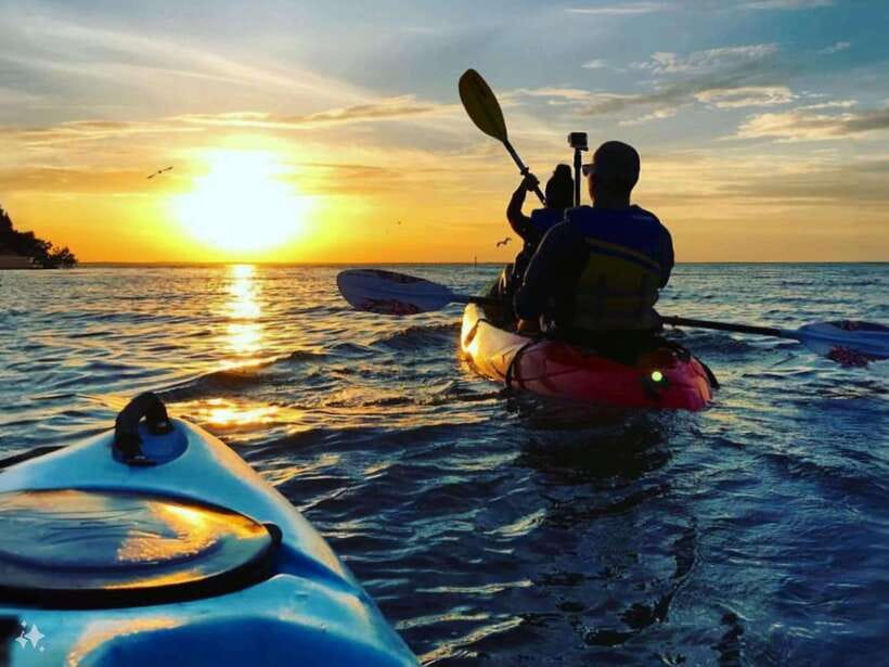 Cat Ba: Sunset and Night kayak with bioluminescent plankton - Dinner at the floating house