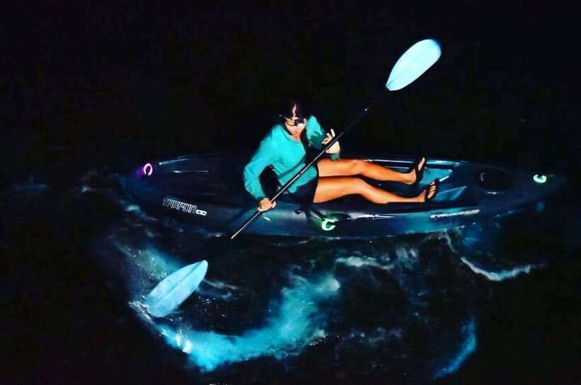Cat Ba: Sunset and Night kayak with bioluminescent plankton - Guide support and group comfort