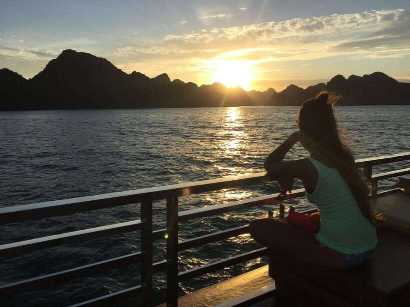 Cat Ba: Sunset and Night kayak with bioluminescent plankton - A closer look at Cai Beo Floating Village
