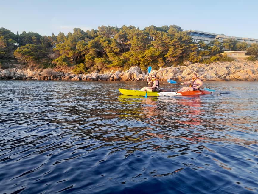 Cavtat: 'Pomalo' Sunset Guided Sea Kayaking Tour - Waiting for sunset near Beach Bar Little Star