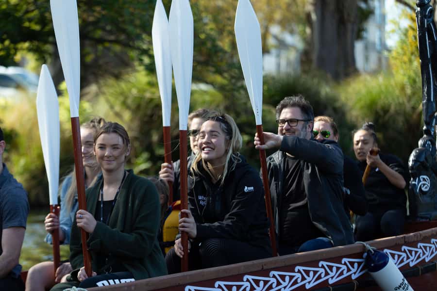 Christchurch: Waka Paddling Experience on the Avon River - One Hour on Ōtākaro Awa