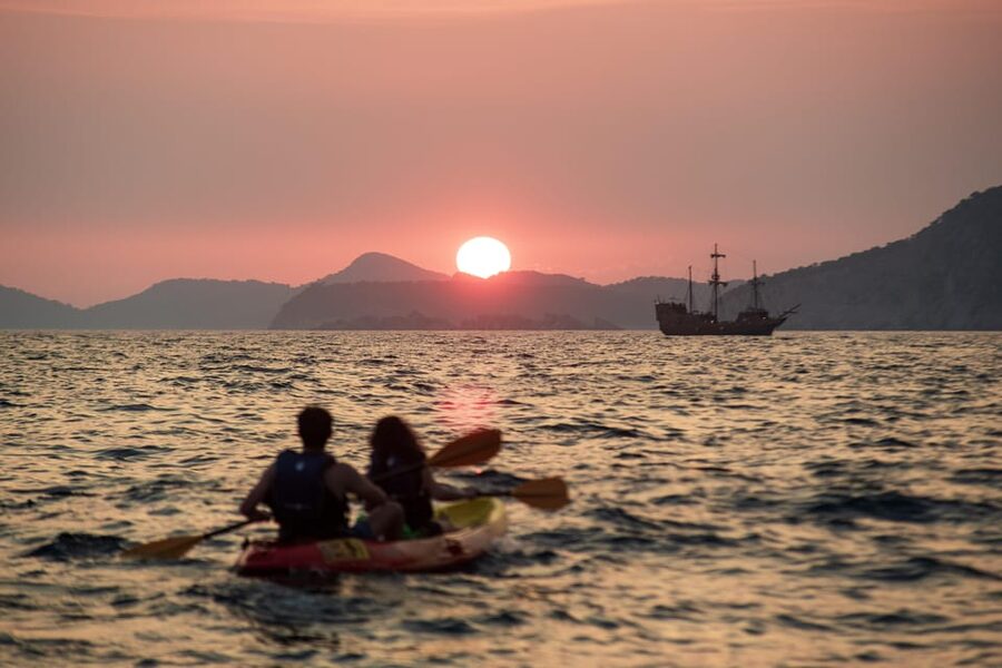 Dubrovnik: Sunset Kayaking and Snorkeling Tour - Paddling past the Old Port and city walls