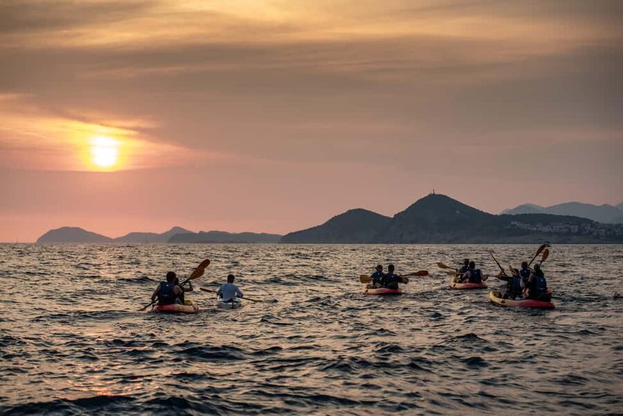 Dubrovnik: Sunset Kayaking and Snorkeling Tour - The return beside Dubrovnik’s walls