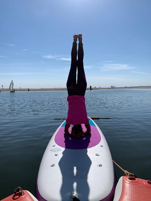 Empuriabrava: SUP Yoga class - How the instructor shapes the class
