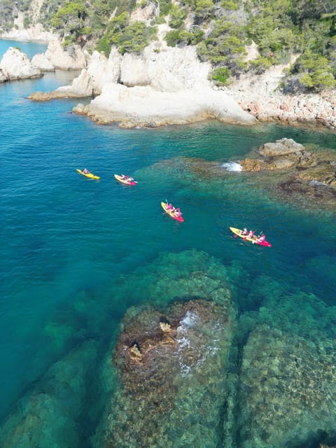 EXCURSION GUIADA EN KAYAK - INICIACIÓN 1h 15m - Starting at Fenals Beach with the right expectations