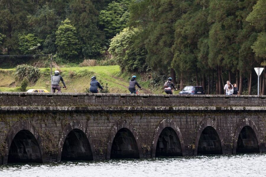 From Ponta Delgada: Sete Cidades Jeep, Bike, & Kayak Ride - One Hour by Bike Along the Lagoon