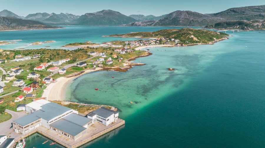 From Tromsø: Kayak trip with lunch and sauna at Sommarøy - Fish soup at Sommarøy Hotel