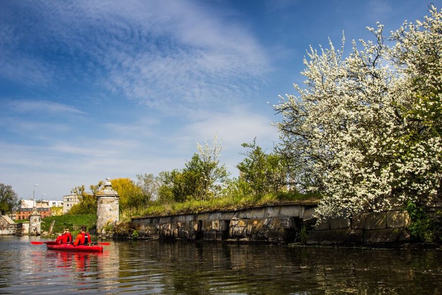 Gdańsk: Islands and Canals Private Kayak Tour - The Soldek and the Crane bring the port story to life