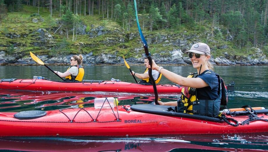 Geiranger: Kayak tour with guide - Paddling beneath the Seven Sisters