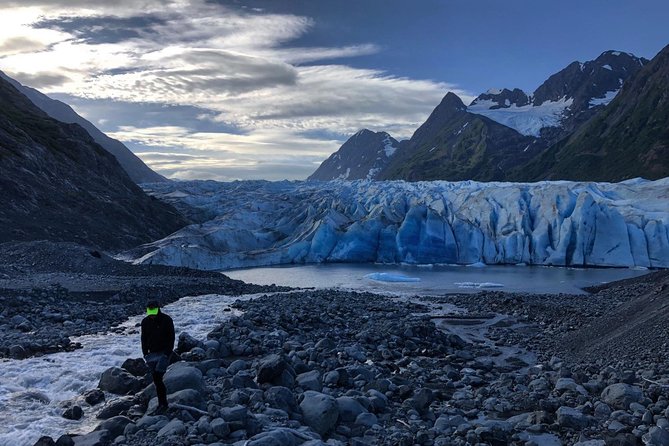 Glacier Blue Kayak & Grandview Tour - Lunch by the lake, with practical touches