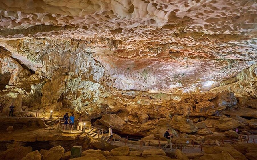 Ha Long 1 Day Luxury Small Group & Kayaking - Kayaking or riding a bamboo boat at Luon Cave