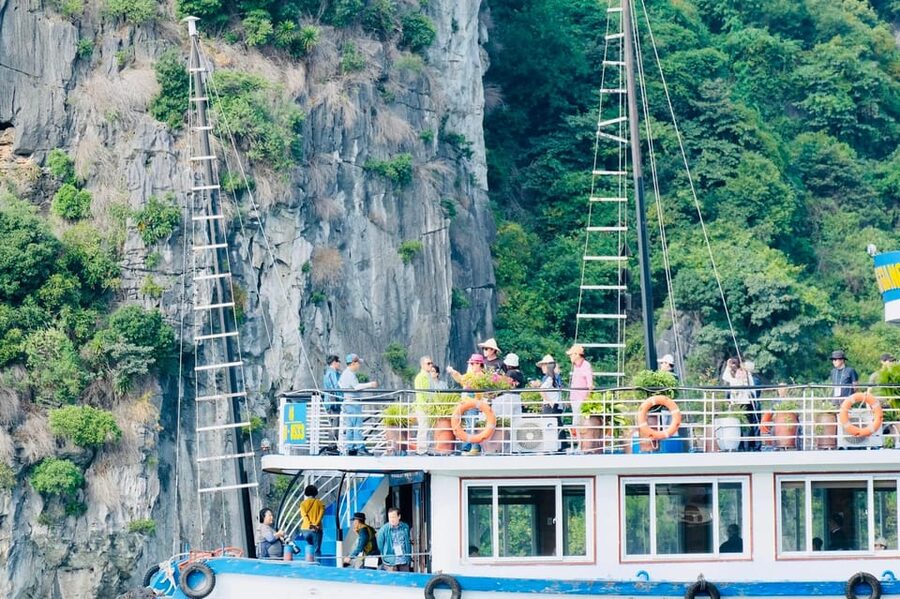 Ha Long 1 Day Luxury Small Group & Kayaking - The sunset party with red wine and fruit