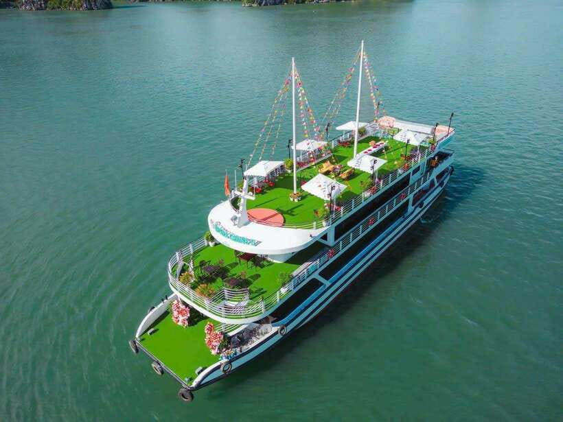 Ha Long Bay Deluxe Cruise & kayaking - 1 Day - Kayaking or a bamboo boat through Luon Cave