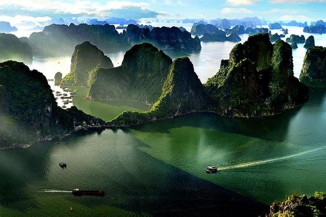 Halong Bay Day Tour: Visit Cave Island Kayaking Swimming Lunch - What guides can add to a crowded day