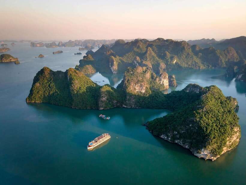 Halong Bay Luxury Cruise: Kayak&Swim,Cave, Party BEST SELLER - Boarding the cruise and the buffet lunch
