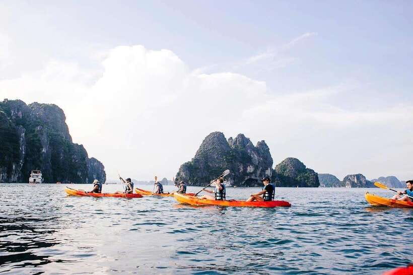 Halong Bay Luxury Cruise: Kayak&Swim,Cave, Party BEST SELLER - Kayaking or bamboo boating at Luon Cave