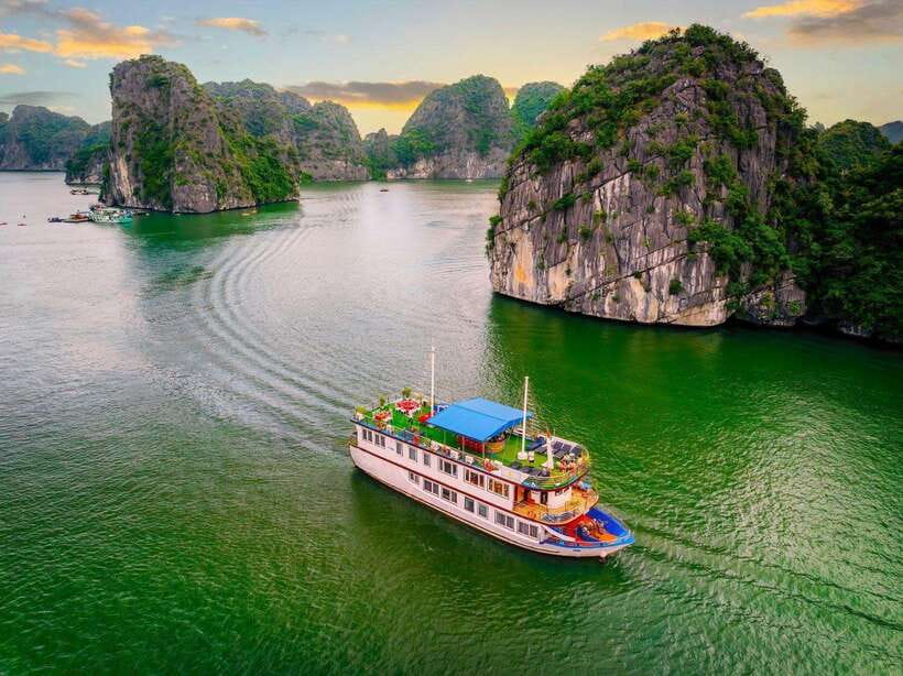 Hanoi: 2-Day Ha Long and Lan Ha Bay Cruise with Kayaking - Lunch among the islands