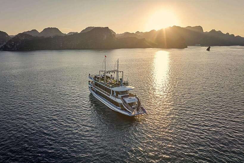 Hanoi: Full-Day Halong Bay 5-star Cruise with Kayak & Buffet - The 4:30 to 5:30 sunset party