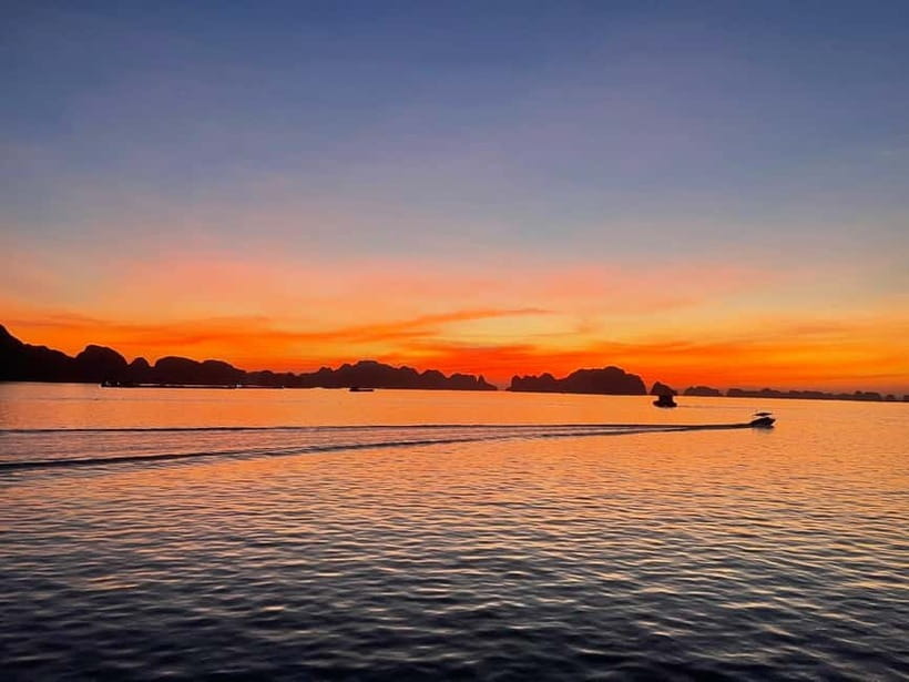 Hanoi-Ha Long 1D: Caves, Islands, Kayak, Lunch & Small Boat - Lunch while the limestone islands pass by