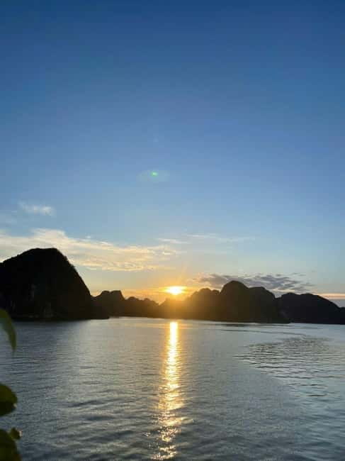 Hanoi-Ha Long 1D: Caves, Islands, Kayak, Lunch & Small Boat - Luon Cave by kayak or bamboo boat