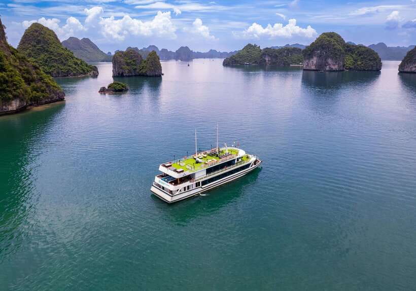 Hanoi: Halong Bay Cruise, Amazing Cave, Titov Island & Kayak - A long day from Hanoi to Halong Bay