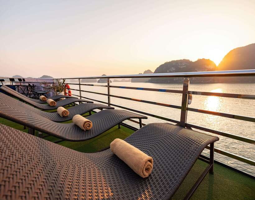 Hanoi: Halong Bay Cruise, Amazing Cave, Titov Island & Kayak - Sung Sot Cave and its surprise chambers