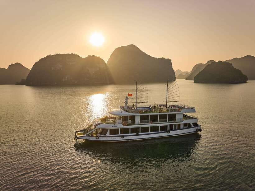 Hanoi: Halong Bay Cruise, Amazing Cave, Titov Island & Kayak - Luon Cave by kayak or bamboo boat