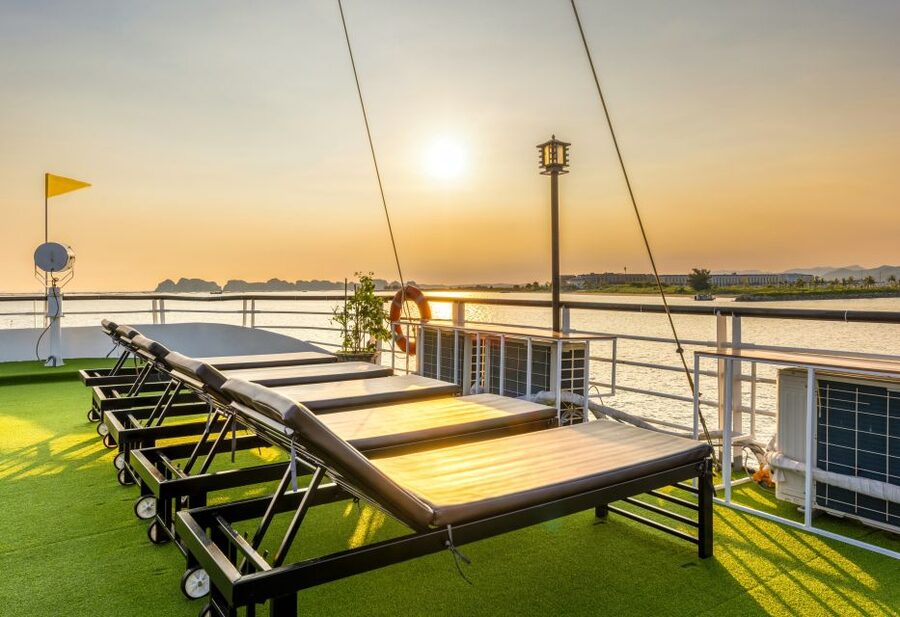 Hanoi: Halong Bay Cruise, Amazing Cave, Titov Island & Kayak - Guides and the quality of the day
