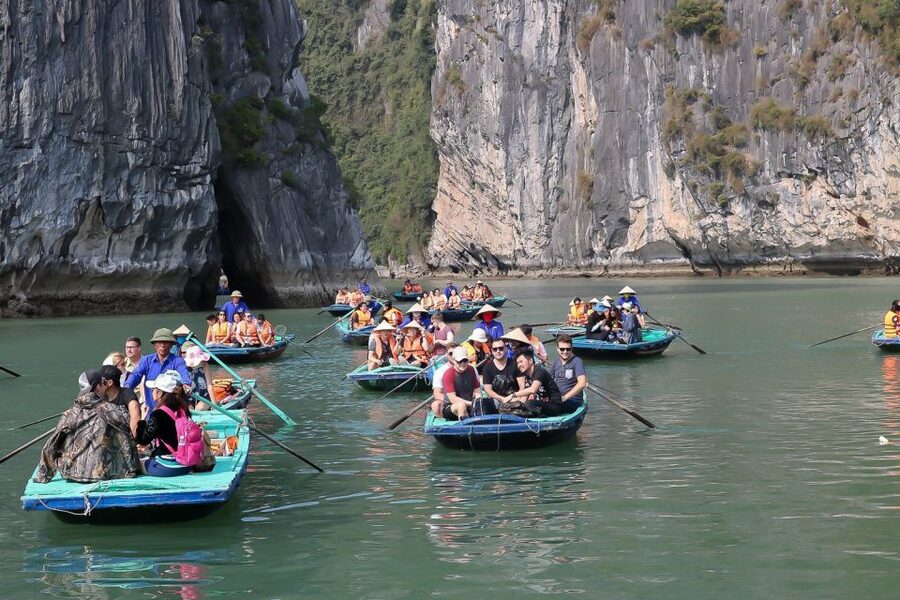 Hanoi: Islands & Caves Ha Long Cruise with Lunch & Kayaking - Lunch on board is a real part of the experience
