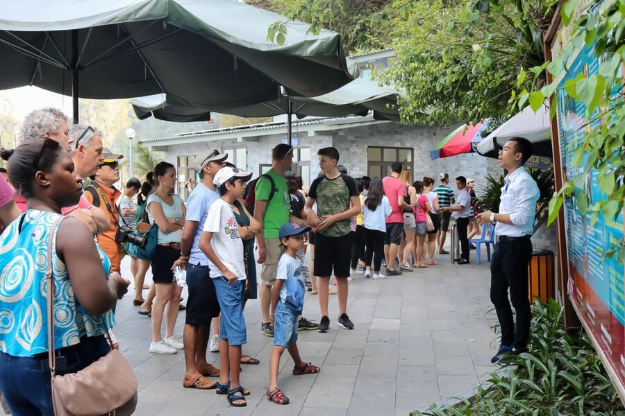 Hanoi: Islands & Caves Ha Long Cruise with Lunch & Kayaking - Floating villages, James Bond scenery, and famous viewpoints