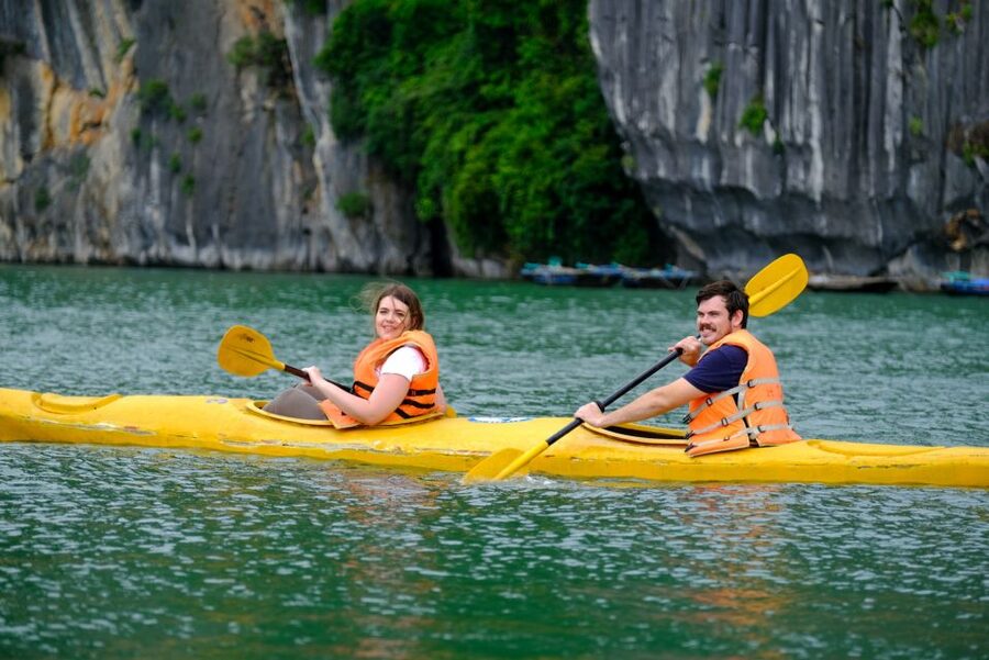 Hanoi: Roundtrip Halong Bay Islands, Caves, Kayaking & Lunch - Returning to Hanoi after a full day