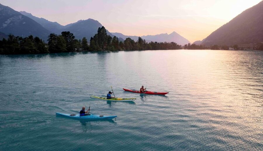 Interlaken: Kayak Tour of the Turquoise Lake Brienz - Crossing the lake toward the north shore