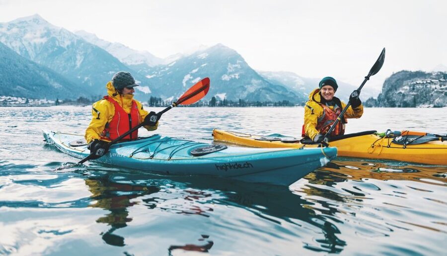 Interlaken: Small-Group Winter Kayak Tour on Lake Brienz - Learning to kayak before the lake opens up