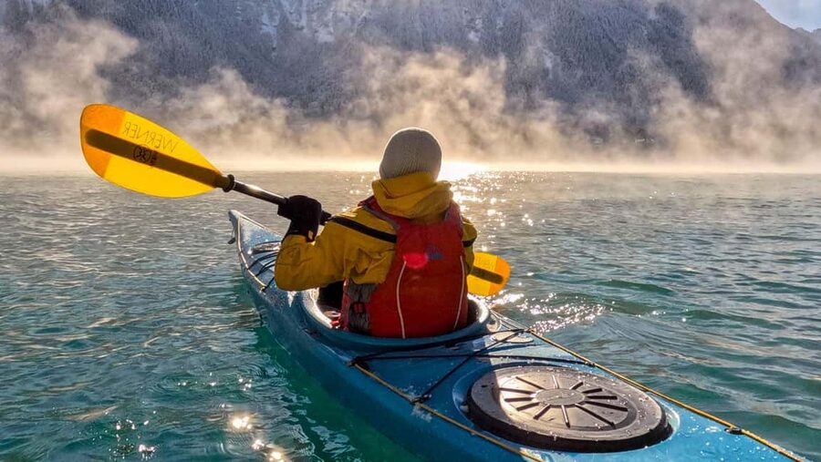 Interlaken: Small-Group Winter Kayak Tour on Lake Brienz - Meeting Hightide in Bönigen