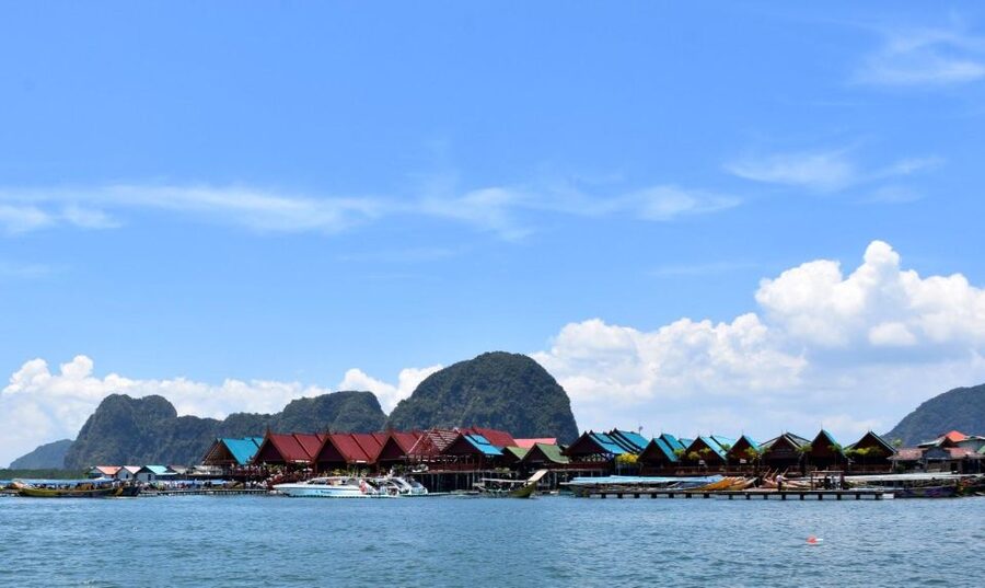 James Bond Island: Sightseeing Tour by Longtail Boat & Kayak - James Bond Island and the crowded photo stop